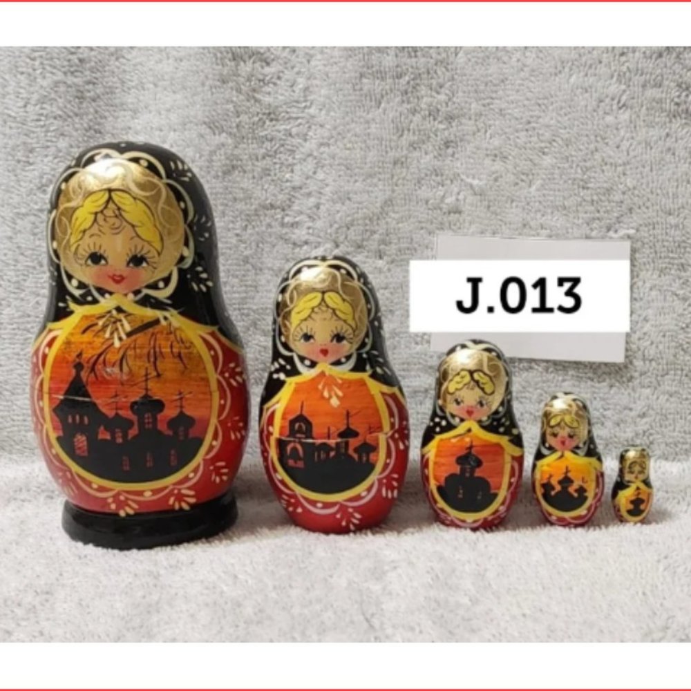J.013- Russian Nesting Dolls, set of 5, pre-owned